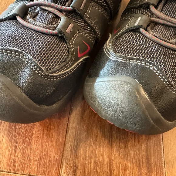 Keen Oakridge Boys Sz 1 Waterproof Hiking Shoes Black/Red - EUC - Picture 7 of 7